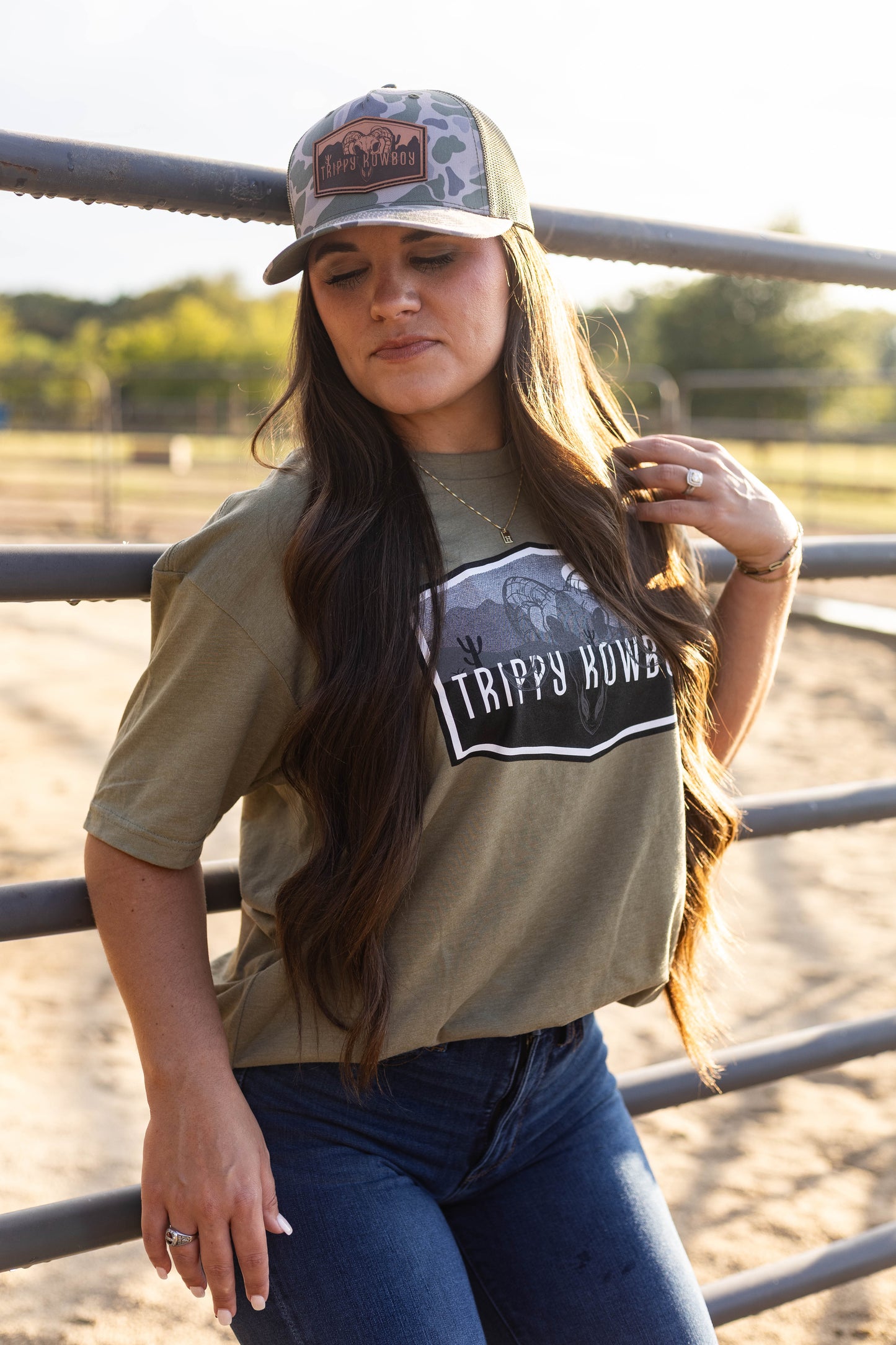 Short sleeve - light Olive- black & white logo